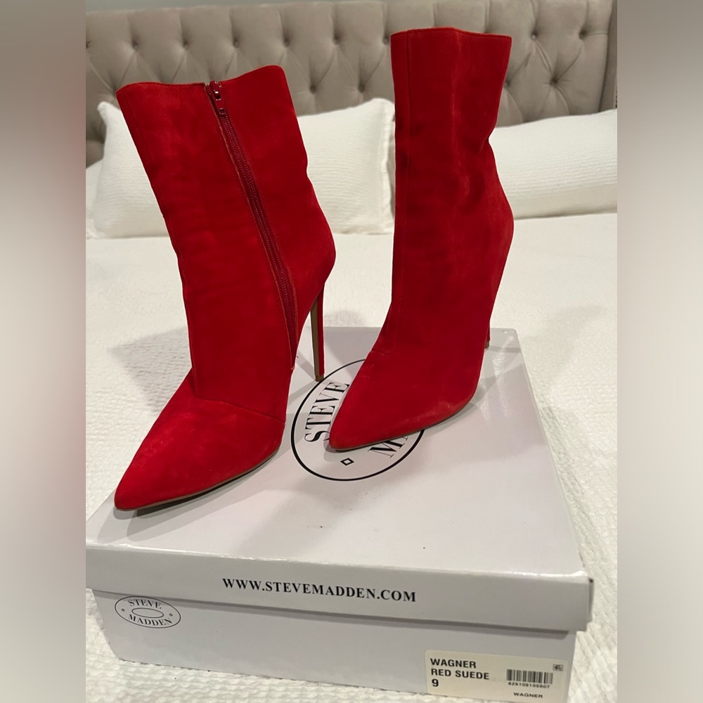 Steve Madden Wagner Red Suede Boot